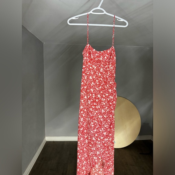 Dresses & Skirts - Zara Red Floral Dress